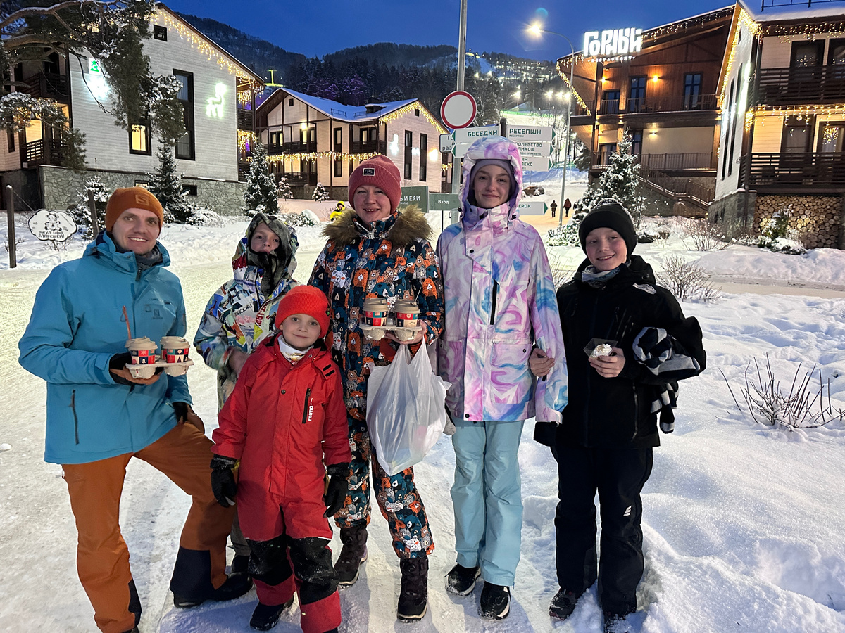 На заднем фоне домики 3-звезды и ресторан "Горный"