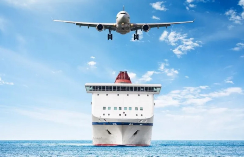 Генка сидел у меня на кухне и ел оливье