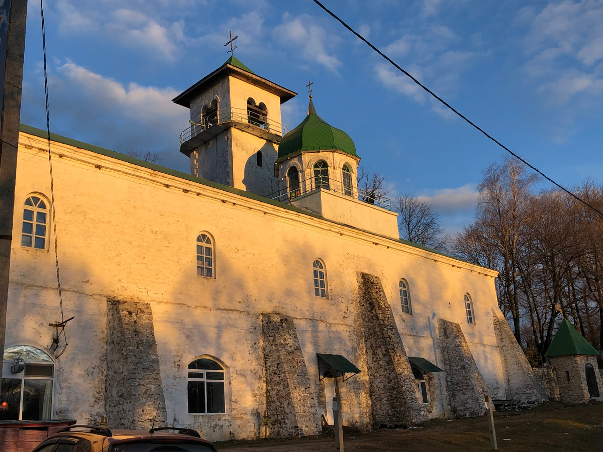 Монастырские стены Свято-Михайло-Афонского мужского монастыря.