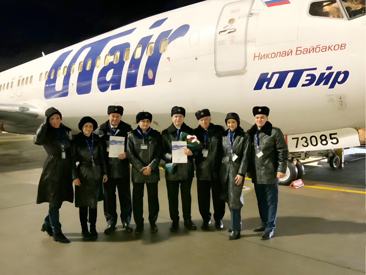 Слева направо: Татьяна Зосимова — бортпроводник службы бортпроводников г. Санкт-Петербурга, Кристина Дында — бортпроводник службы бортпроводников г. Санкт-Петербурга,  Алексей Беляев — заместитель командира летного отряда № 4 (г. Санкт-Петербург), Алексей Ушкань — второй пилот воздушного судна Boeing 737 летного отряда № 4, Георгий Андрейченко — командир воздушного судна Boeing 737 летного отряда № 4, Сергей Болгов — Заслуженный пилот РФ, командир летного отряда № 4, Анастасия Пилякина — бортпроводник службы бортпроводников г. Санкт-Петербурга, Василий Родионов — бортпроводник службы бортпроводников г. Санкт-Петербурга. 