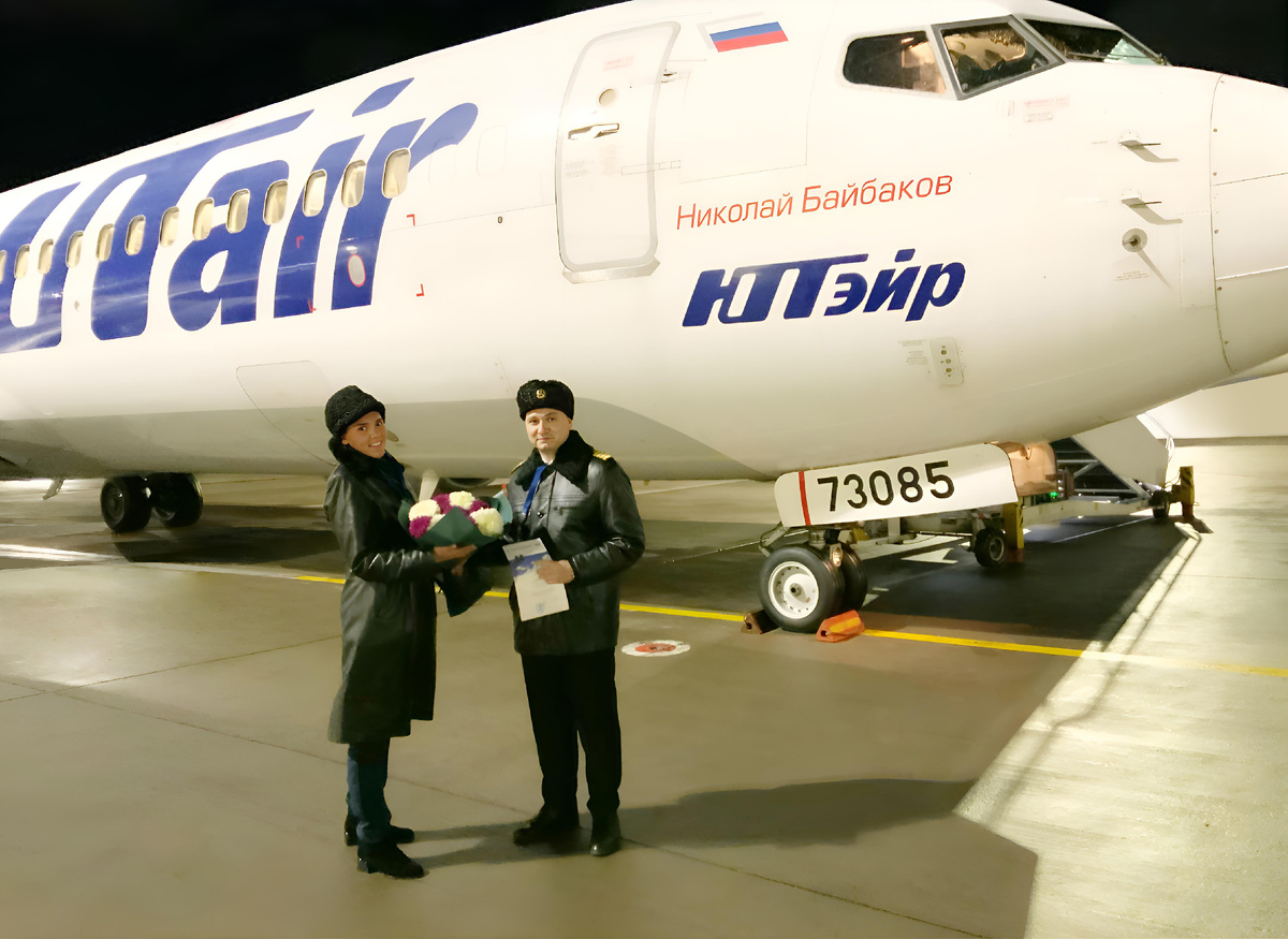 Поздравляем командира и вручаем памятные подарки! 