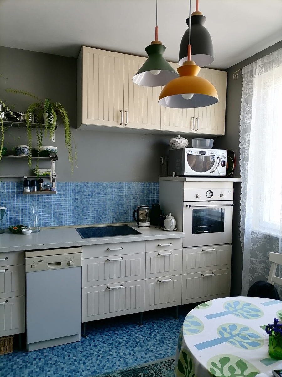 Кухня год назад. Верхние полки сняты и поставлены на ножки - импровизация буфета. Люстру заменила на хрустальную. Линолеум теперь белый. Эксперимент с покраской пола считаю успешным! Минимальный бюджет. 