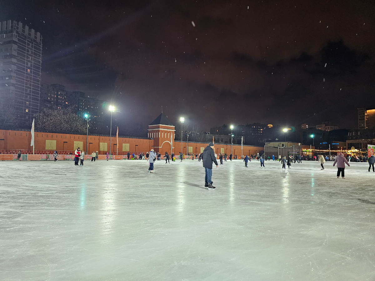 Вид на каток сбоку угла