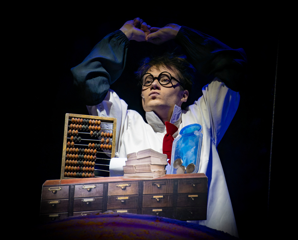 В кадре - спектакль "Маленький принц". Фото Александра Беланова.