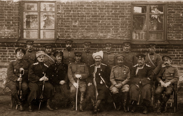 5-й в первом ряду атаман Семенов