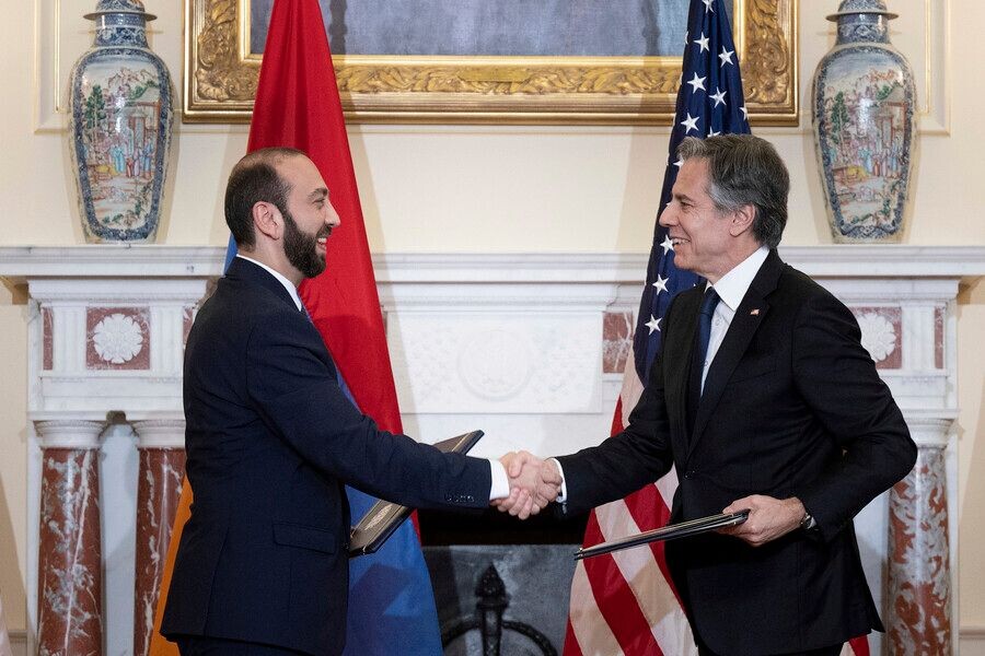    Министр иностранных дел Армении Арарат Мирзоян и госсекретарь США Энтони Блинкен / Источник: © Brendan Smialowski/AP/TASS