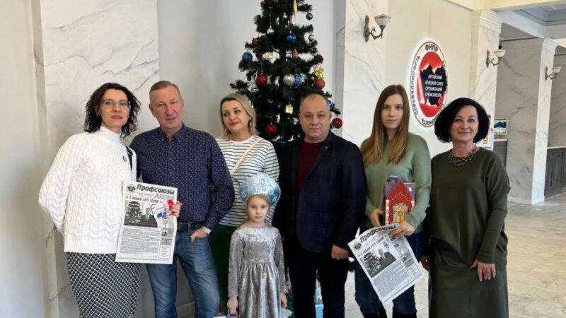     Членам первичных профсоюзных организаций вручили новогодние подарки для детей. Источник: Замороко А. А.