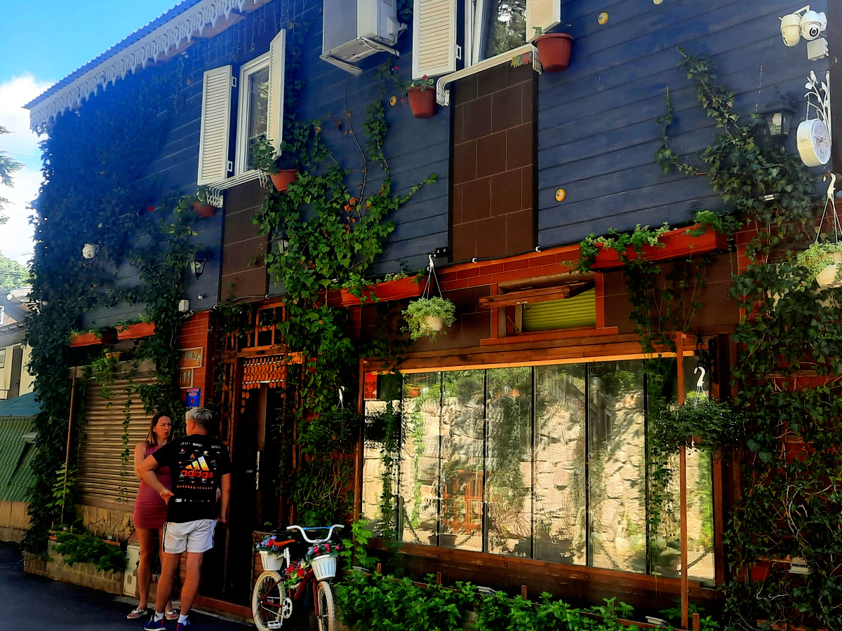 Так выглядит фасад гостевого дома в Алупке