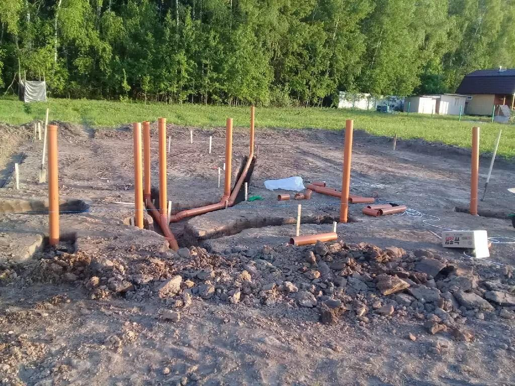 Закладные под коммуникации делаются на этапе строительства фундамента