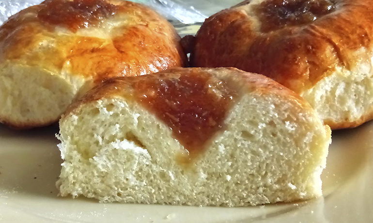 Так булочки выглядят на следующий день, они стали более плотные.