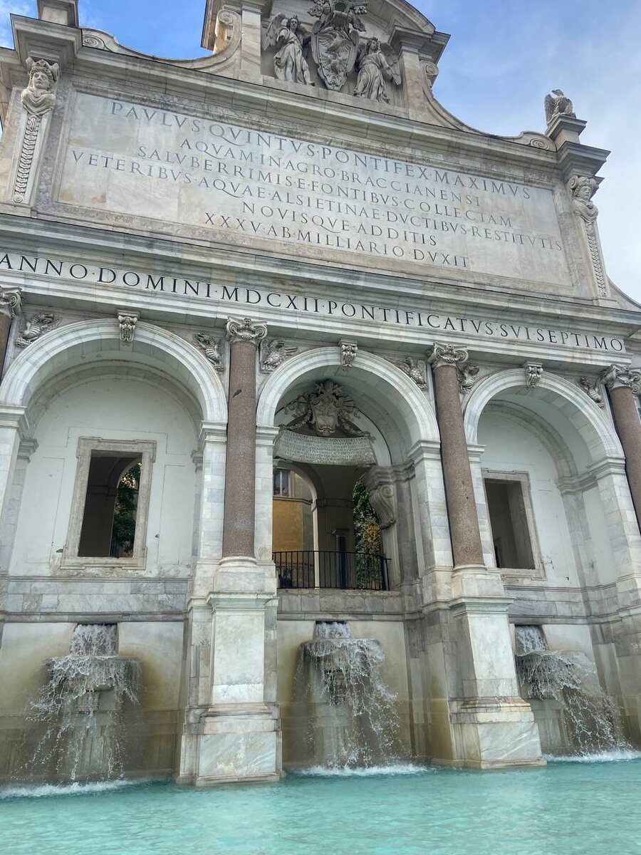 Этот фонтан мне понравился даже больше, чем Треви