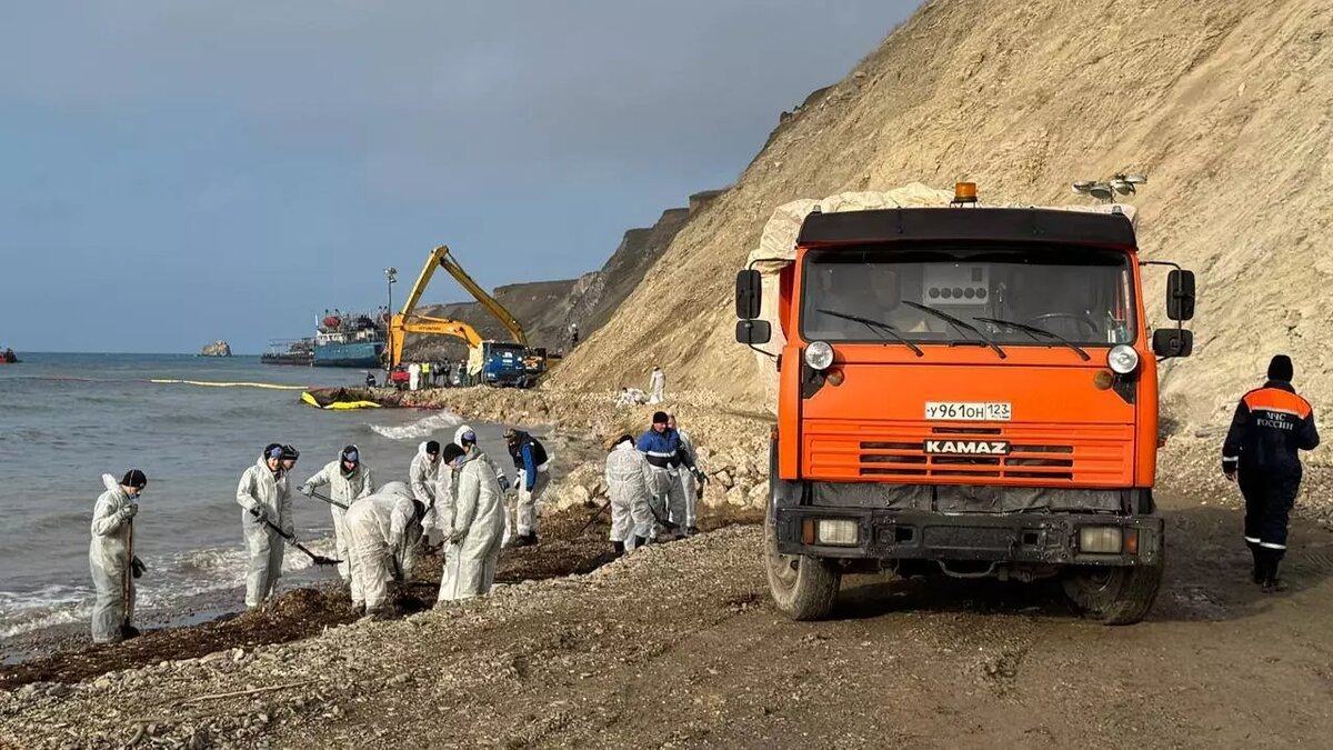 Загрязнение Черного моря и пляжей Анапы мазутом может сорвать курортный сезон — 2025. Фото: gubdaily.ru