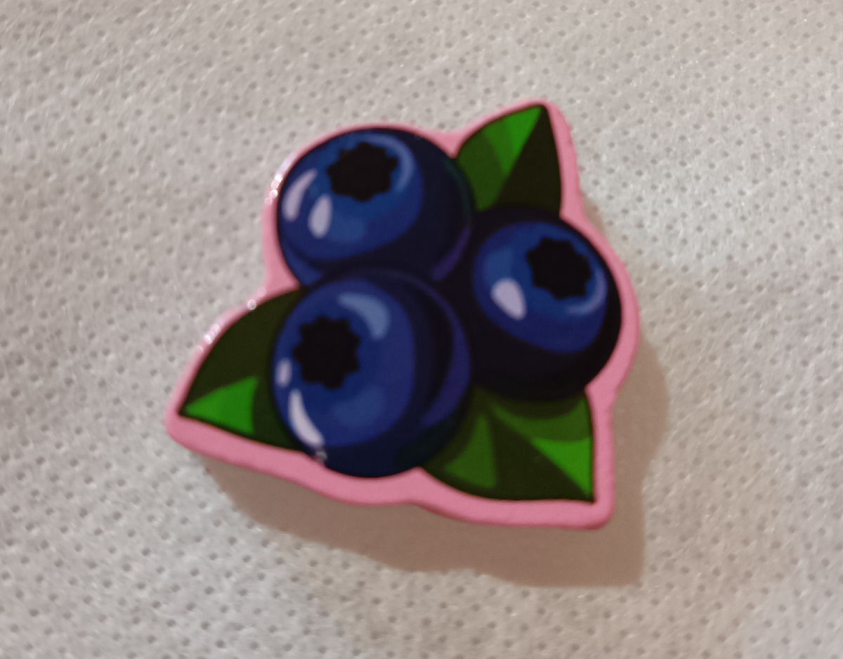 Фото автора. Любимая игра сына). Ягоды черники от 5 до 8 мм.