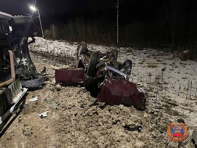 На встречке «Нива» столкнулась с «Газелью» в Тверской области и вылетела с дороги