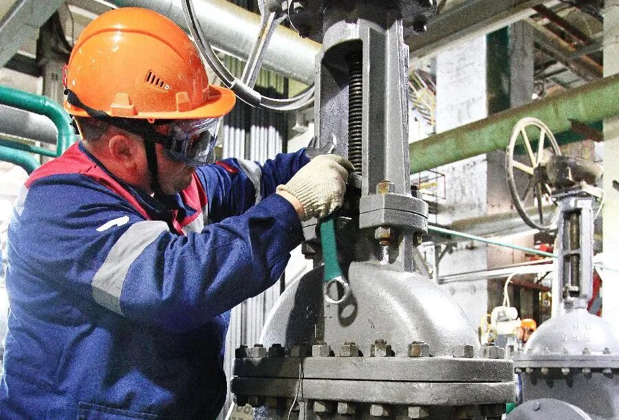 Уважаемый специалист, престижная работа на производстве. Профессии слесаря, сварщика или оператора станков с ЧПУ в последнее время стали дефицитными и доходными.