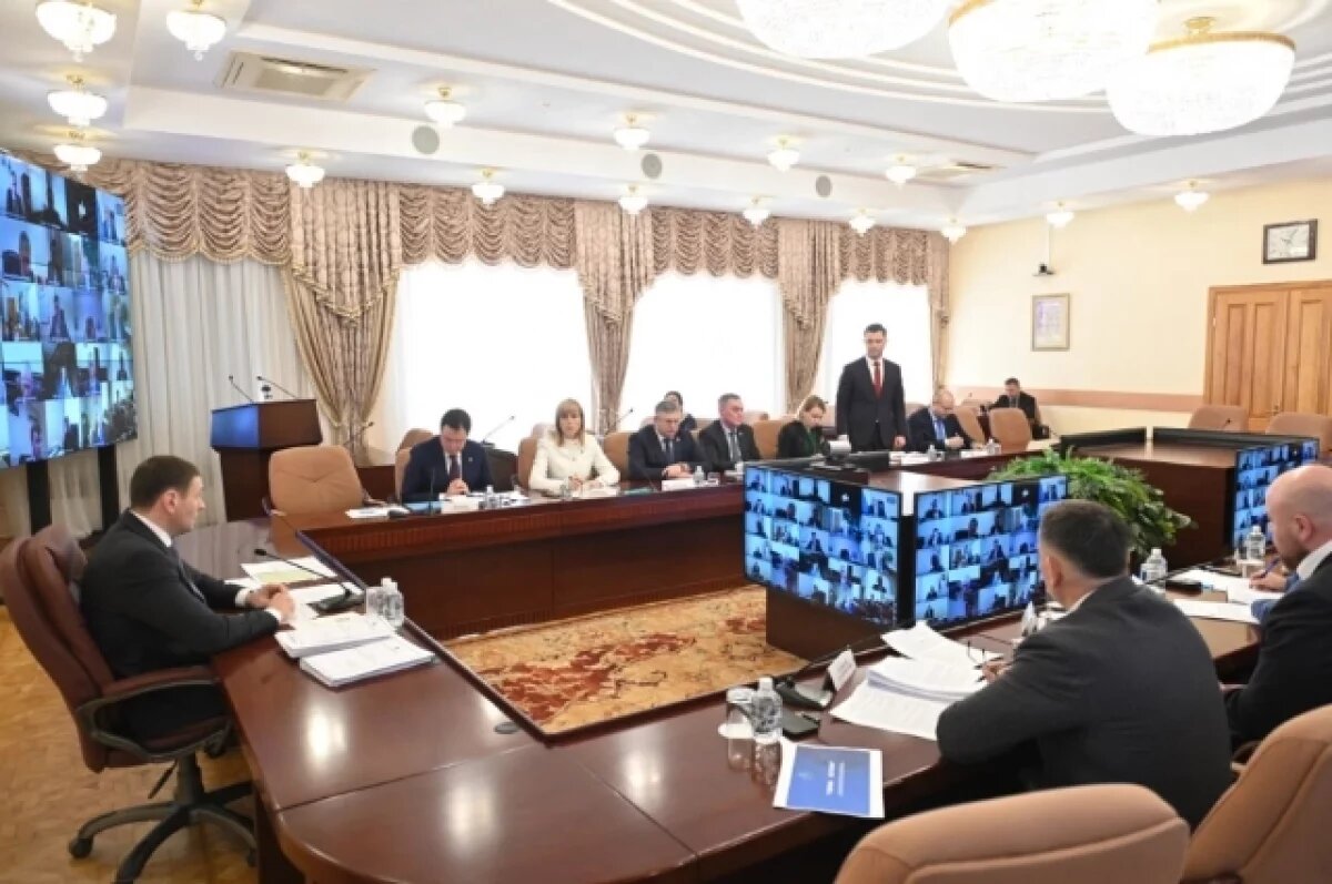    Дмитрий Демешин представил нового руководителя образования региона