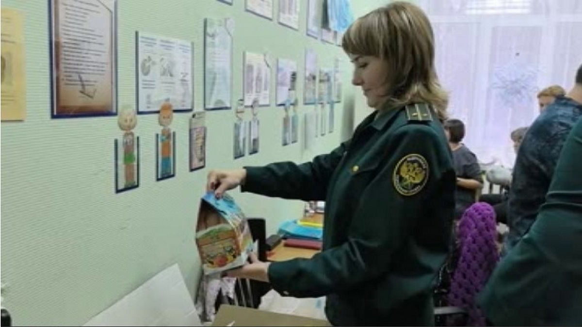    Сотрудники Курской таможни передали новогодние подарки воспитанникам Суджанской школы-интерната