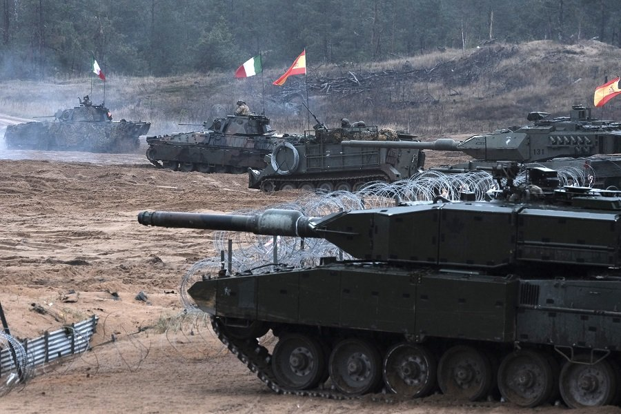 Бронетехника стран НАТО во время совместных военных учений - Фото: VALDA KALNINA/EPA/TASS