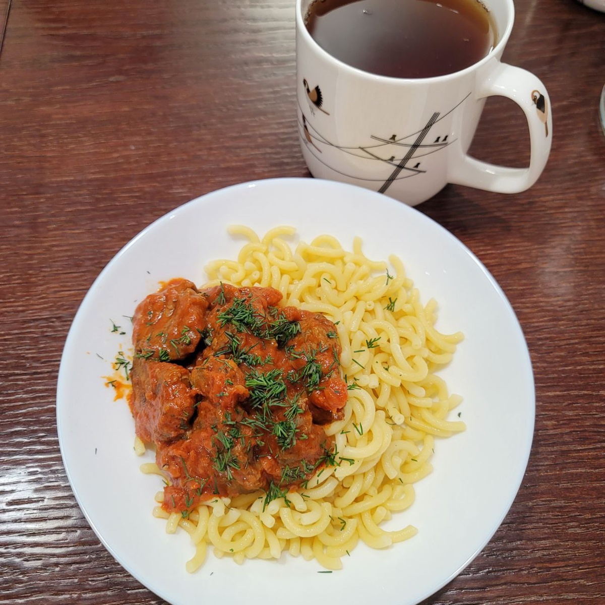 Иногда столько остатков в холодильнике скапливается, что можно неделю разогревать и не готовить.