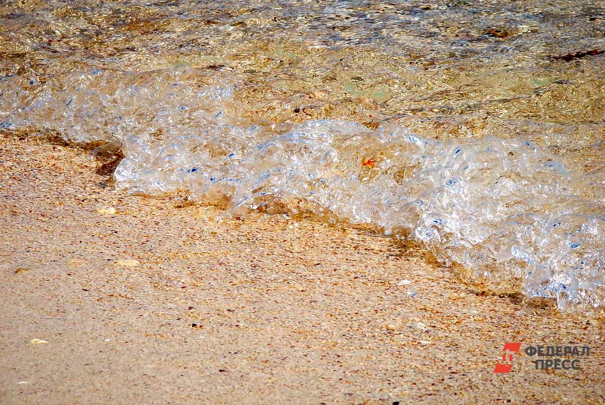 Вывозят только песок с мазутом.  Фото: Фото: ФедералПресс / Дарья Сеймовская