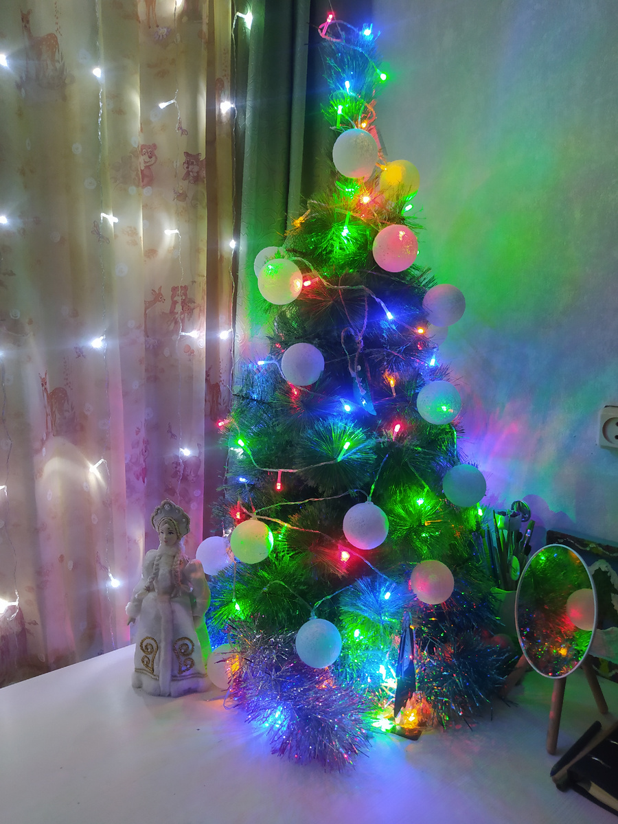 Ёлочка всё ещё стоит