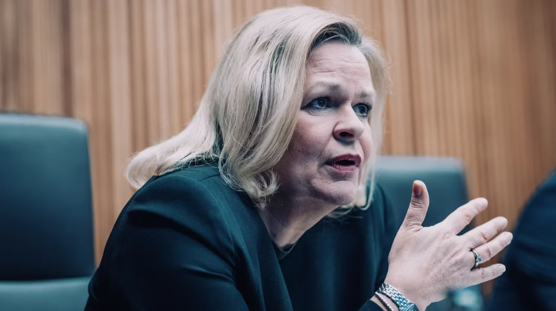 Нэнси Фезер, работающая в Федеральном министерстве внутренних дел и национальной безопасности, вспоминает самые трудные часы своей работы в интервью © Friedrich Bungert
