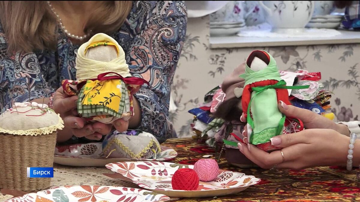    Мастерица из башкирского Бирска рассказала, как создает славянские куклы-обереги: сюжет «Вестей»