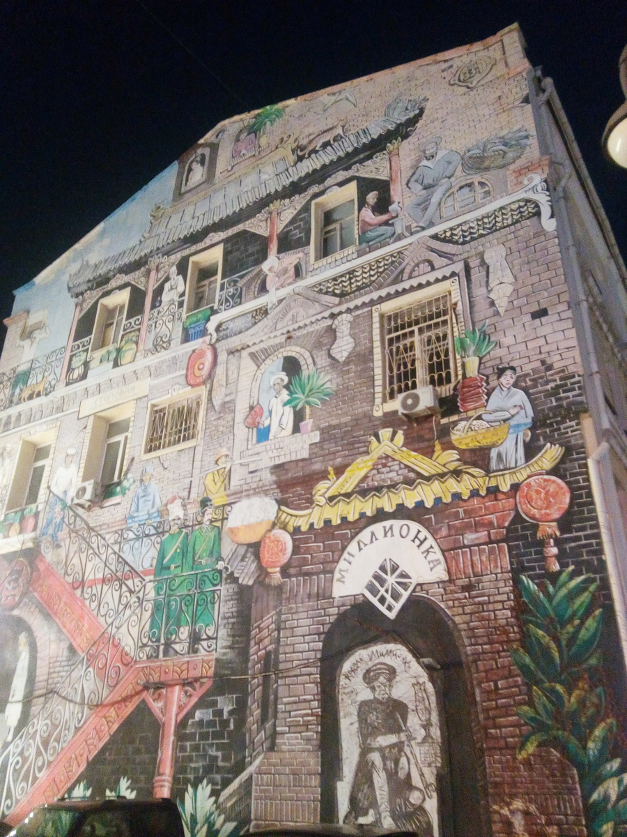 Здание на современной Миллионке. Фото автора.