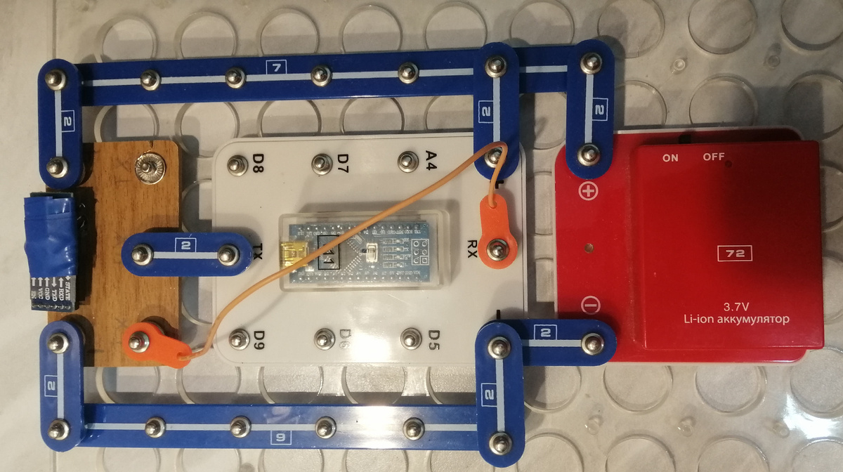 Схема из деталей конструктора Знактое. Слева самодельный bluetooth модуль из MLT-BT05.