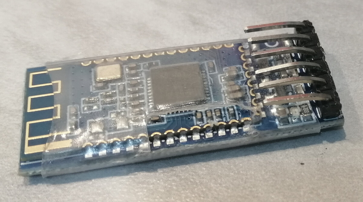 Bluetoorh модуль MLT-BT05 c подогнутыми ножками для компактности.