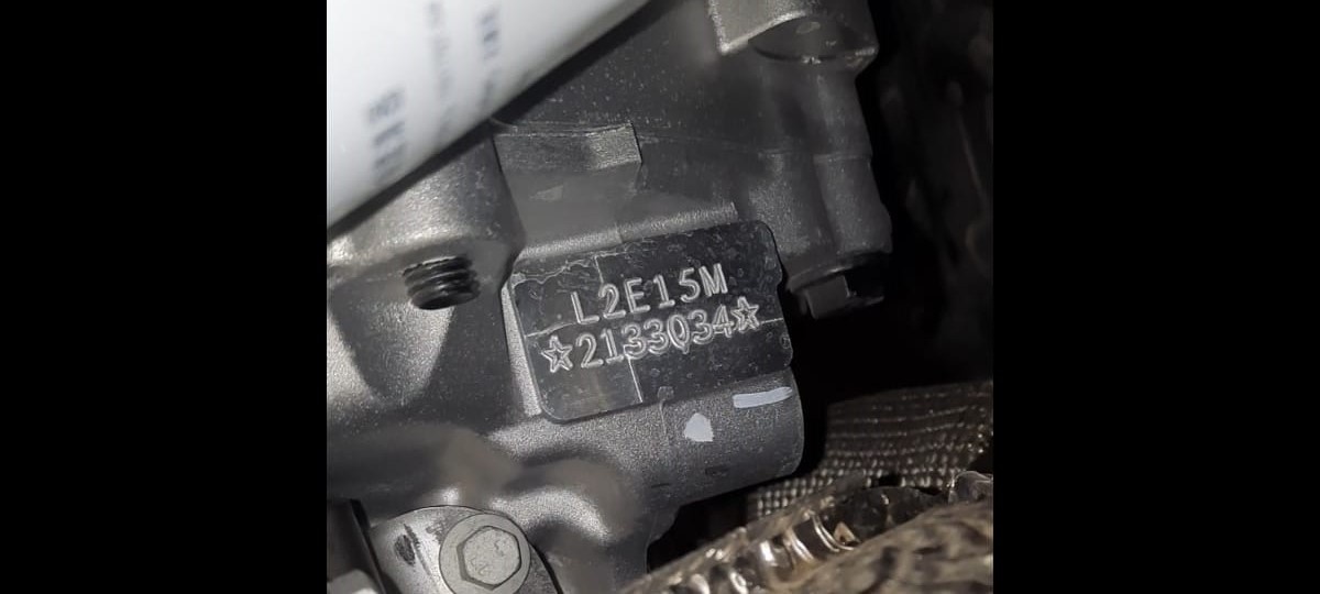 Прямоугольная площадка ,выглядит таким образом,имеет 13 символов.Верхняя строчка 6 символов ,это обозначение модели двигателя,ниже идет строчка с обозначением номера двигателя.