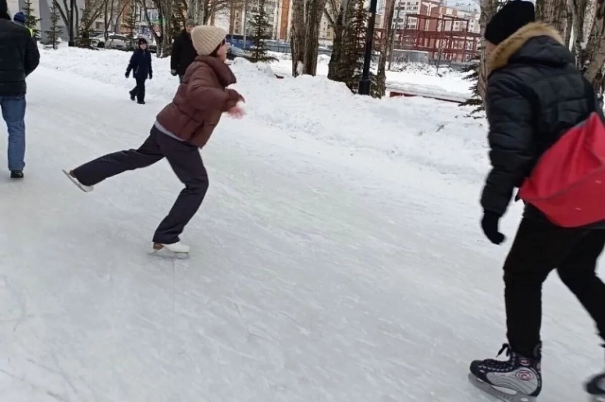    В Самаре восстанавливают после потепления и дождей ледовые катки