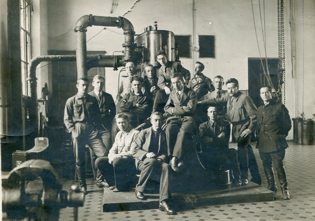 Бутаков в мастерской ТПИ (второй справа). Фото 1920-30-х годов.  