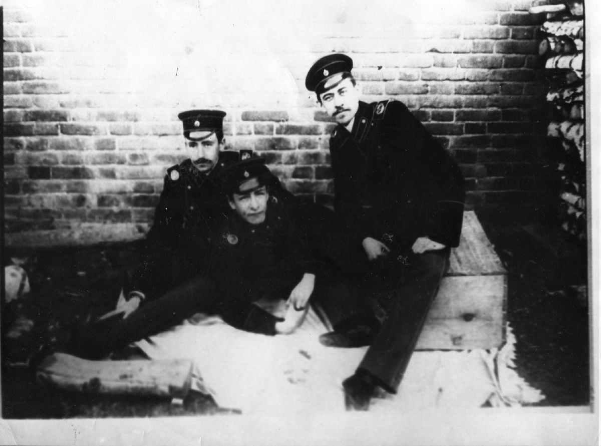 Студенты ТТИ (Бутаков - крайний справа). 