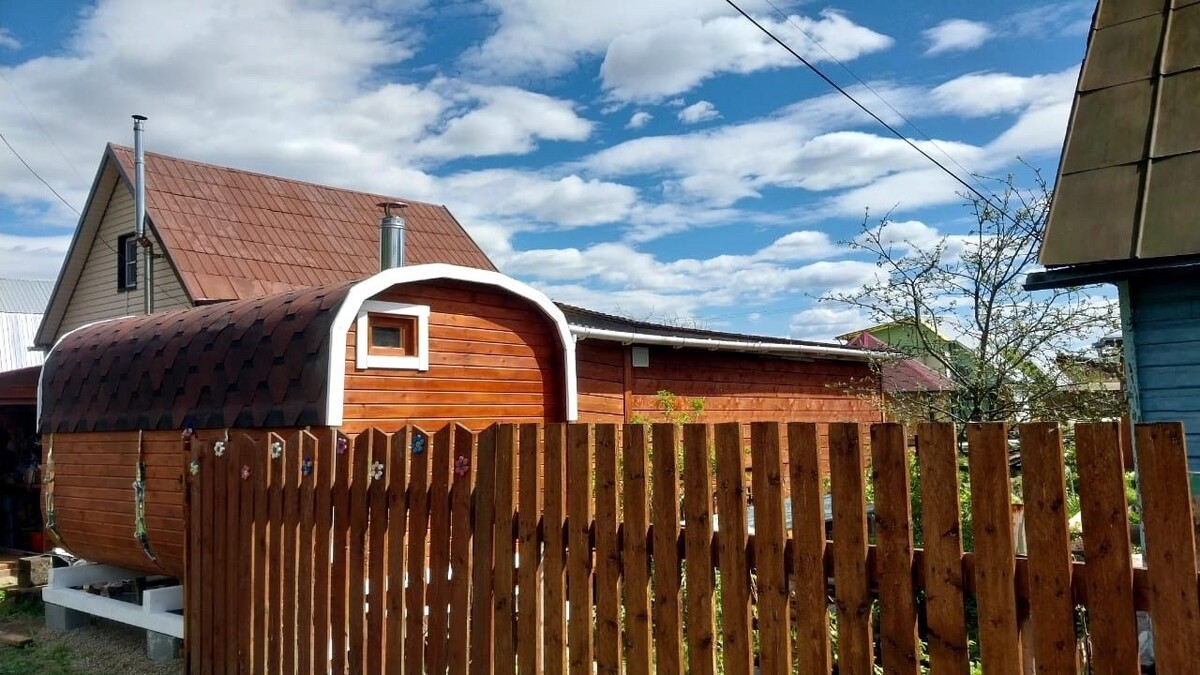 Еще одним важным преимуществом бани бочки-квадро является её невысокая стоимость эксплуатации. Благодаря использованию современных технологий и материалов, таких как теплоизоляционные слои и системы обогрева, потребление энергии снижается, что сказывается на экономии в долгосрочной перспективе.