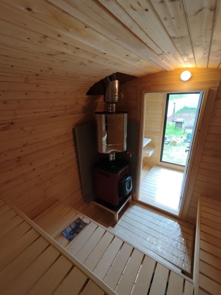 Таким образом, приобретение бани бочки-квадро представляет собой выгодное решение для тех, кто ценит удобство, экономию и долговечность. Сочетание компактности, эффективности и привлекательного внешнего вида делает этот тип бани привлекательным выбором для тех, кто хочет наслаждаться благотворными процедурами бани в любое удобное время и месте.