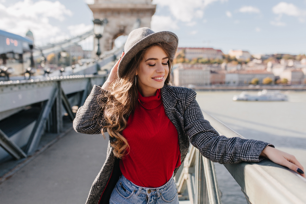 <a href="https://ru.freepik.com/free-photo/beautiful-white-woman-wears-soft-red-sweater-enjoying-city-views-travel_10978829.htm#fromView=search&page=1&position=12&uuid=d67b855d-7aef-4bf7-98e1-40cddf6663bb&new_detail=true">Изображение от lookstudio на Freepik</a>