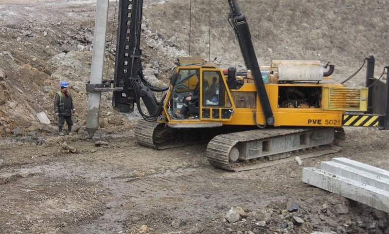     Завершено устройство свай под первые две опоры Ленского моста в Якутии