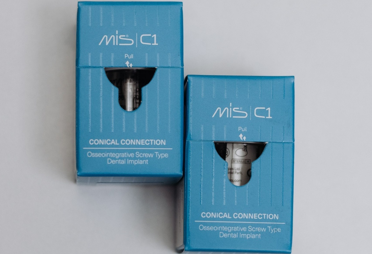 Мы работаем с имплантатами корейского, израильского и швейцарского производства. 