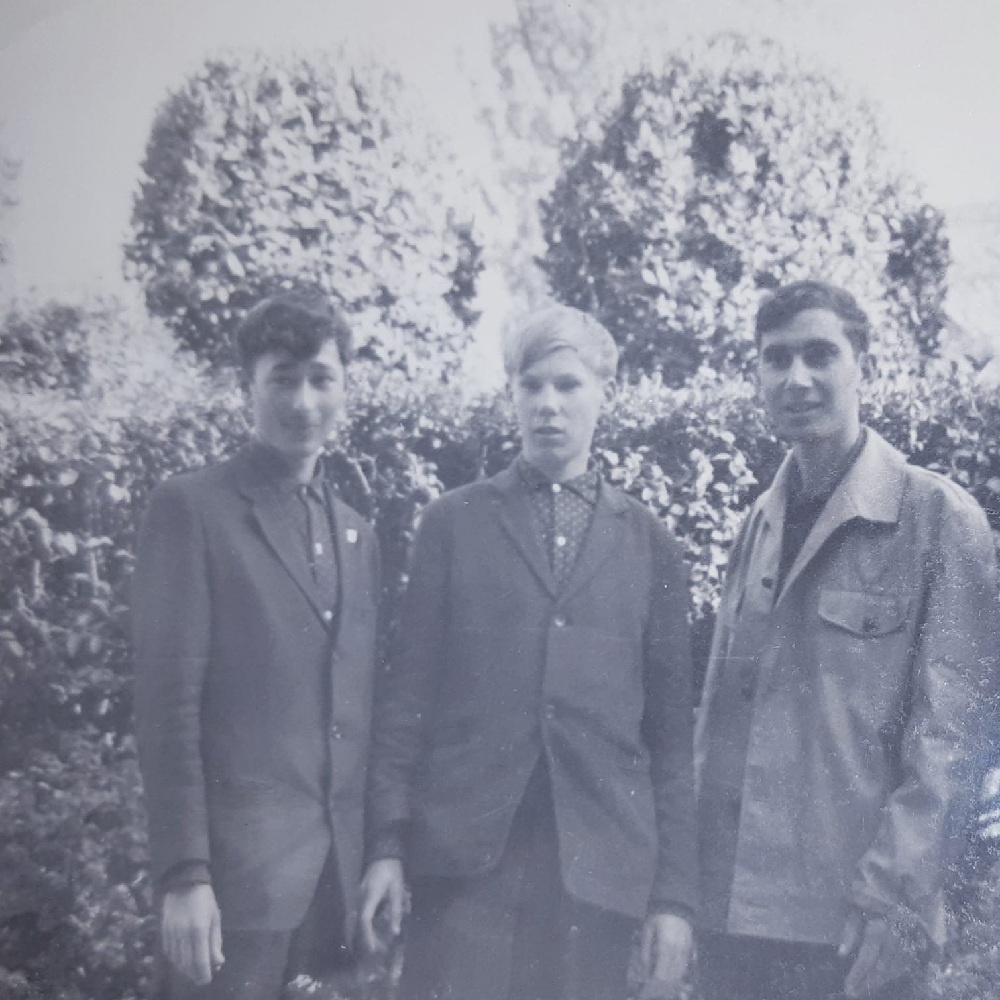 Валерий Карпов в школьные годы (в центре)