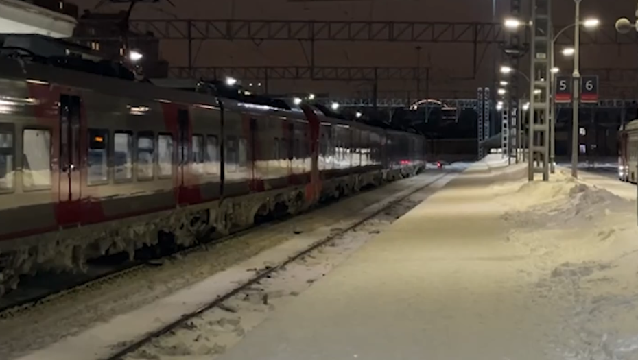    "Ласточка" у Финляндского вокзала 13 января Автор фото: скриншот видео 78.ru