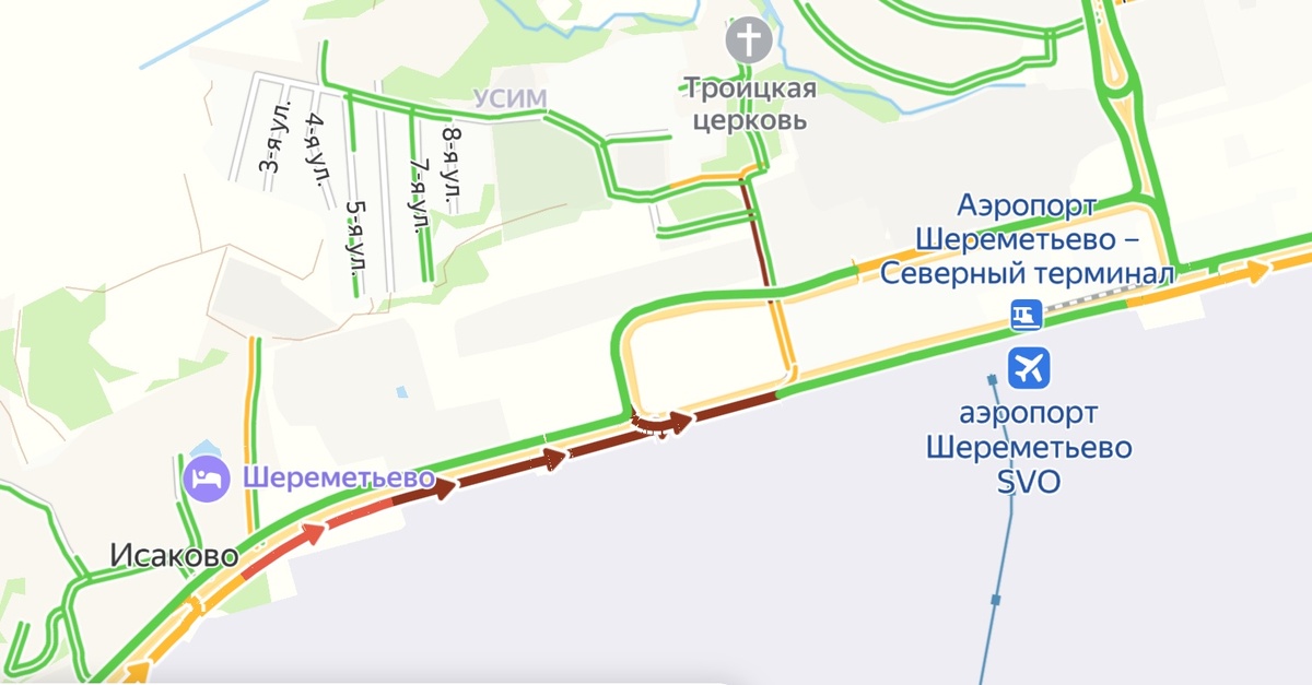 Пробка на подъезде к терминалам В и С практически круглосуточная. На фото не самая длинная. Время - 23:00. 