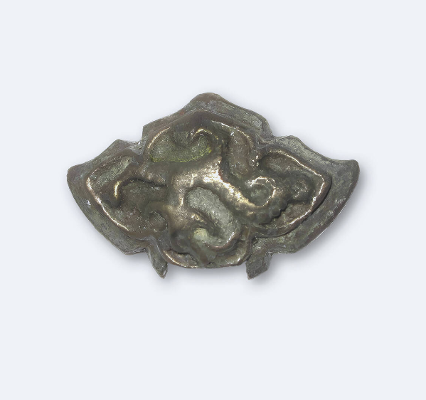 Основа замка поясной сумочки , XIII-XIV вв, цветной металл, литье, 2х3 см