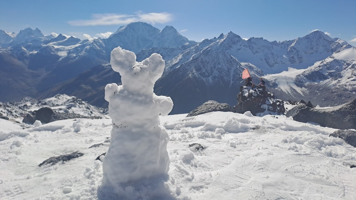 Вид с Эльбруса на гору Чегет