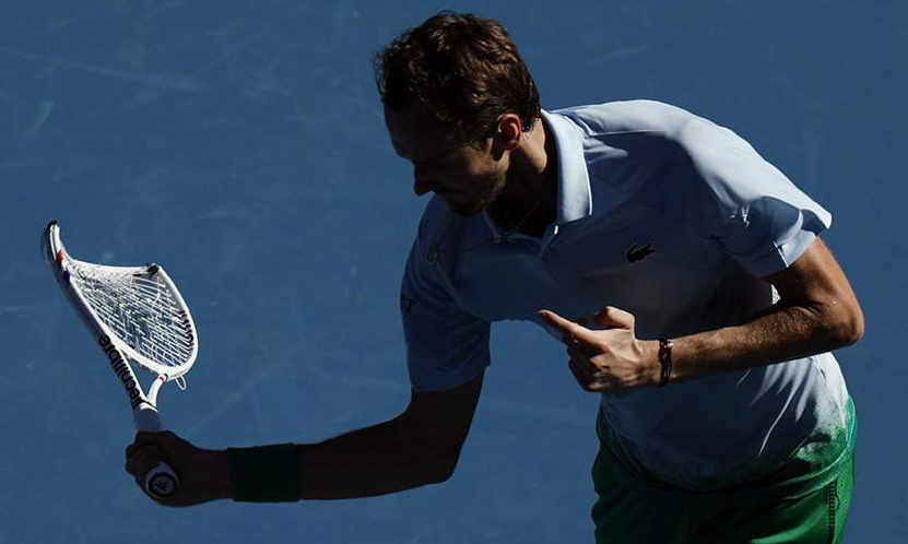 Даниил Медведев разбил ракетку во время матча с соперником из Таиланда. Фото: соцсети