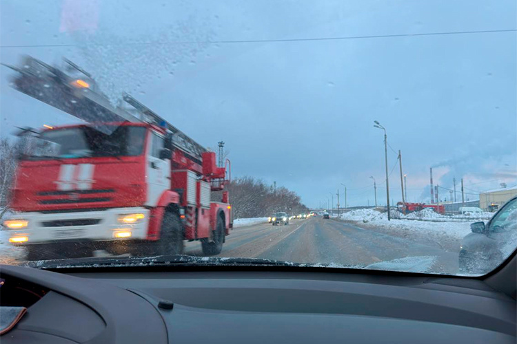    Когда корреспондент «БИЗНЕС Online» ехал на место ЧП, уже по пути он встретил несколько пожарных машин, двигающихся навстречу по улице Тэцевской — как оказалось позже, за водой.   
Фото: «БИЗНЕС Online»