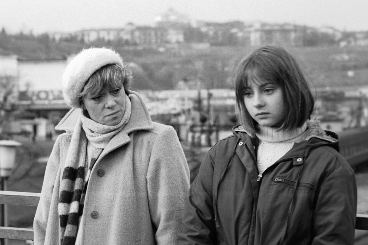    Алиса Фрейндлих и Евгения Добровольская в ролях матери и дочери на съемках фильма «Клетка для канареек» Павла Чухрая