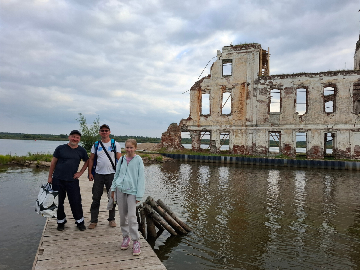 Сергей Фоменко (слева) с друзьями в Крохино летом 2024 года. Фото из архива Фонда «Крохино»