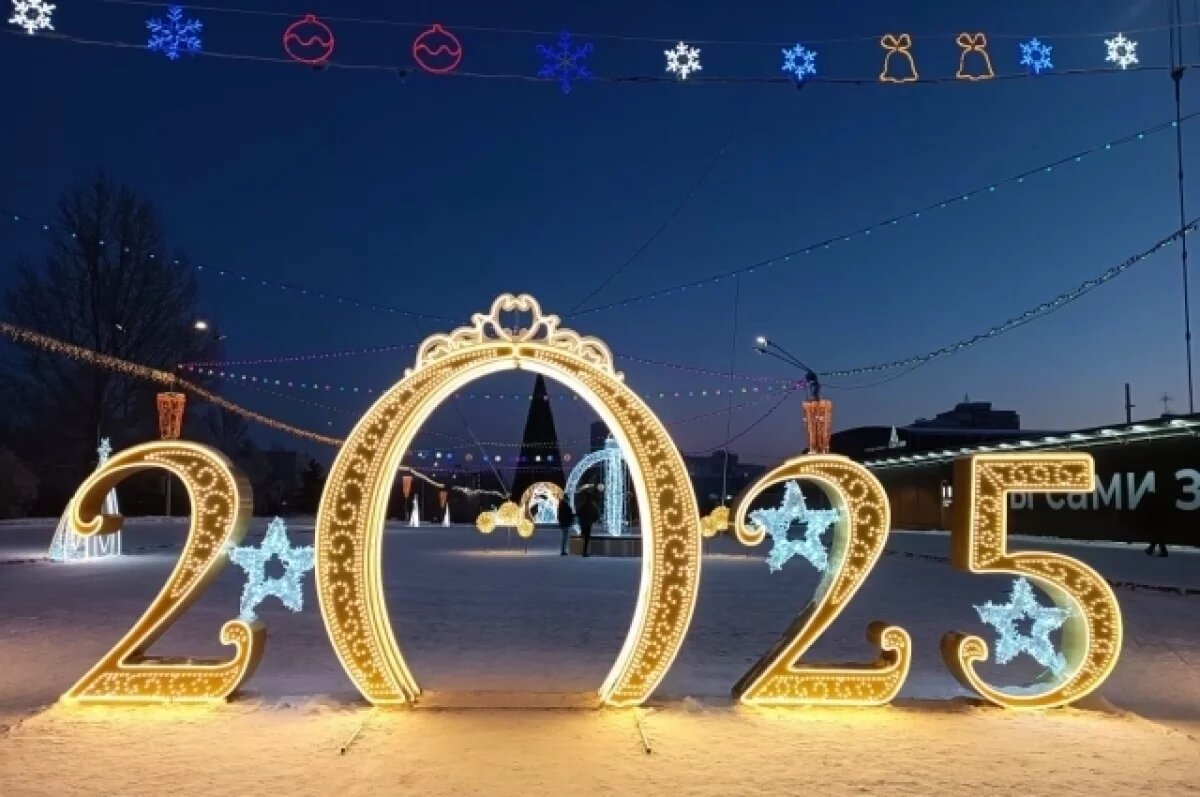    В Барнауле начали разбирать новогодний городок