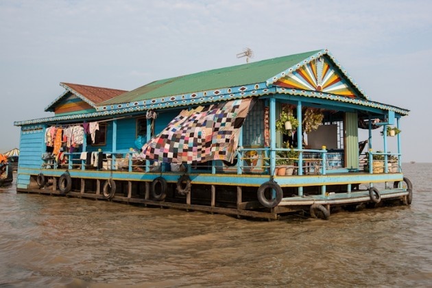 Плавучая школа в Камбодже